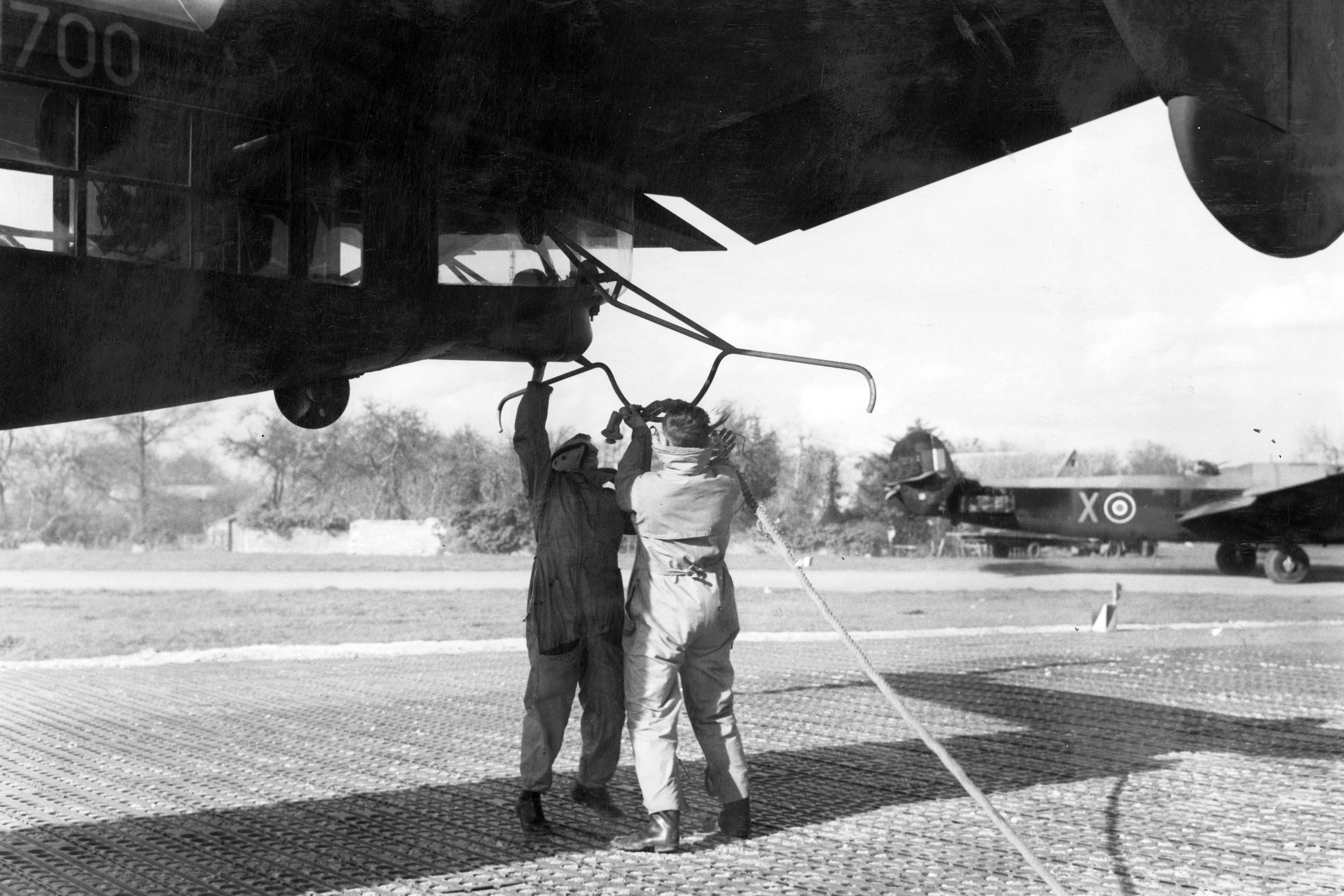Photo: Attaching a glider tow rope to an Albemarle at RAF Brize Norton April 1944